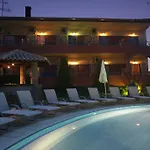 Zeus Hotel *