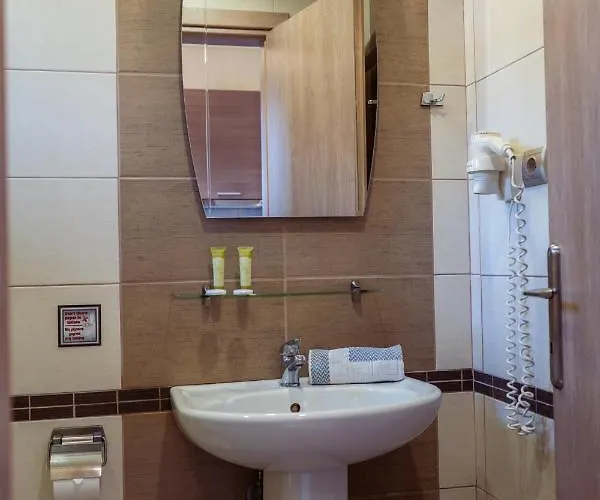 Zeus Hotel *