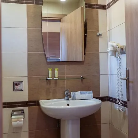 Zeus Hotel *